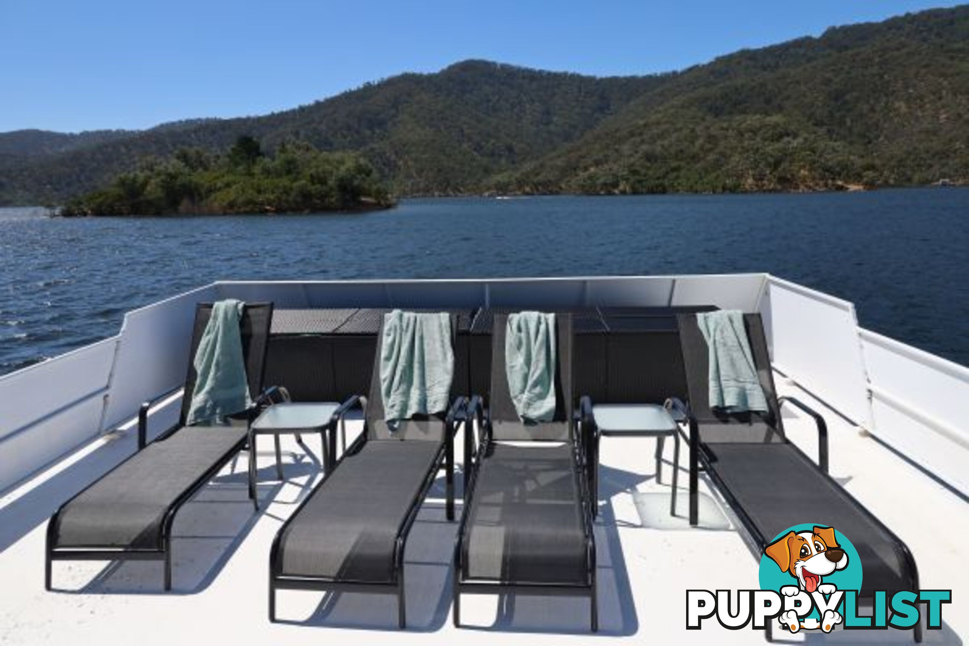 AQUAVIN Houseboat Holiday Home on Lake Eildon