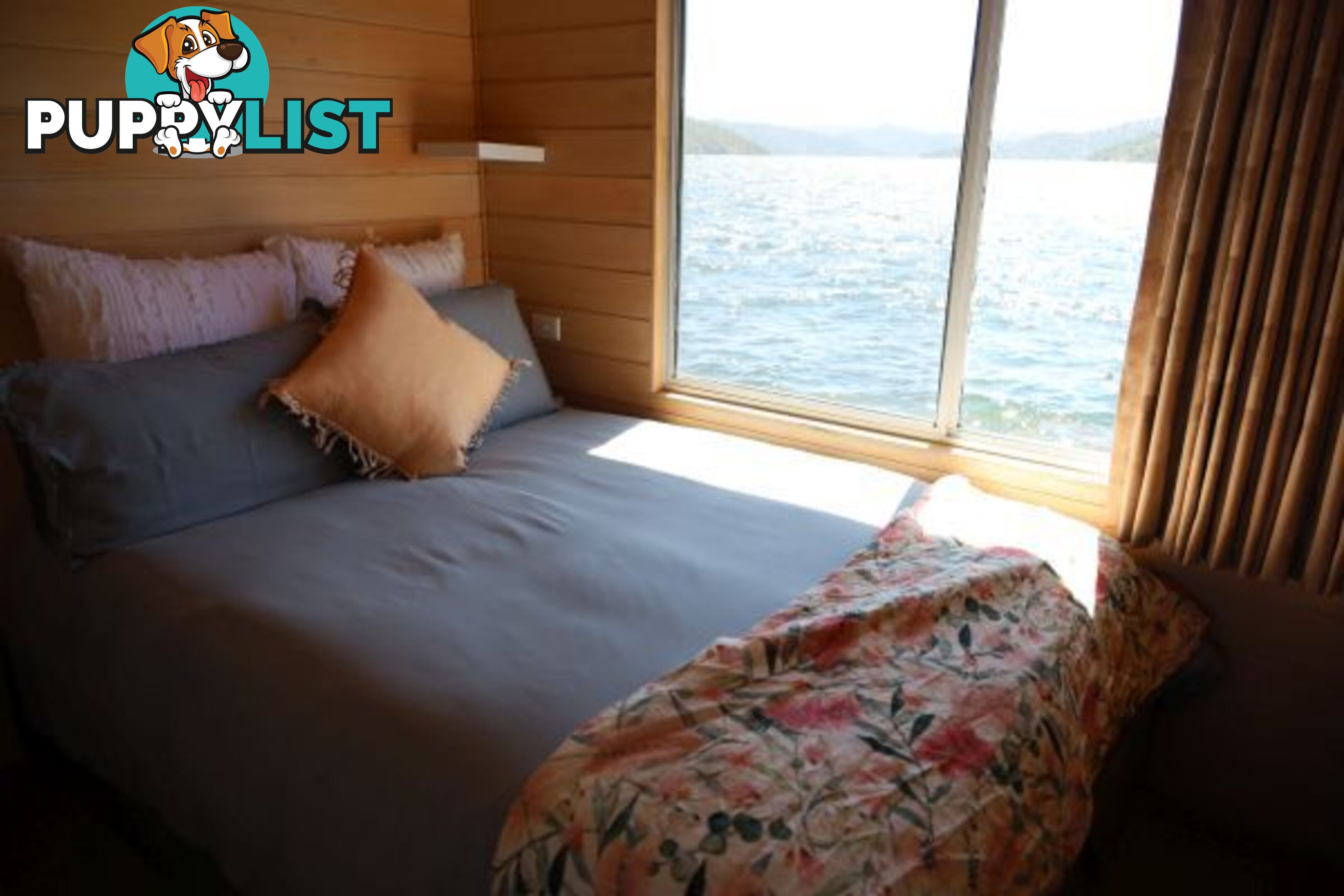 AQUAVIN Houseboat Holiday Home on Lake Eildon