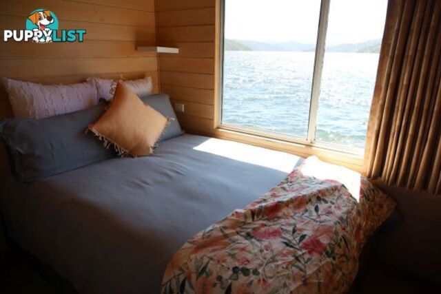 AQUAVIN Houseboat Holiday Home on Lake Eildon