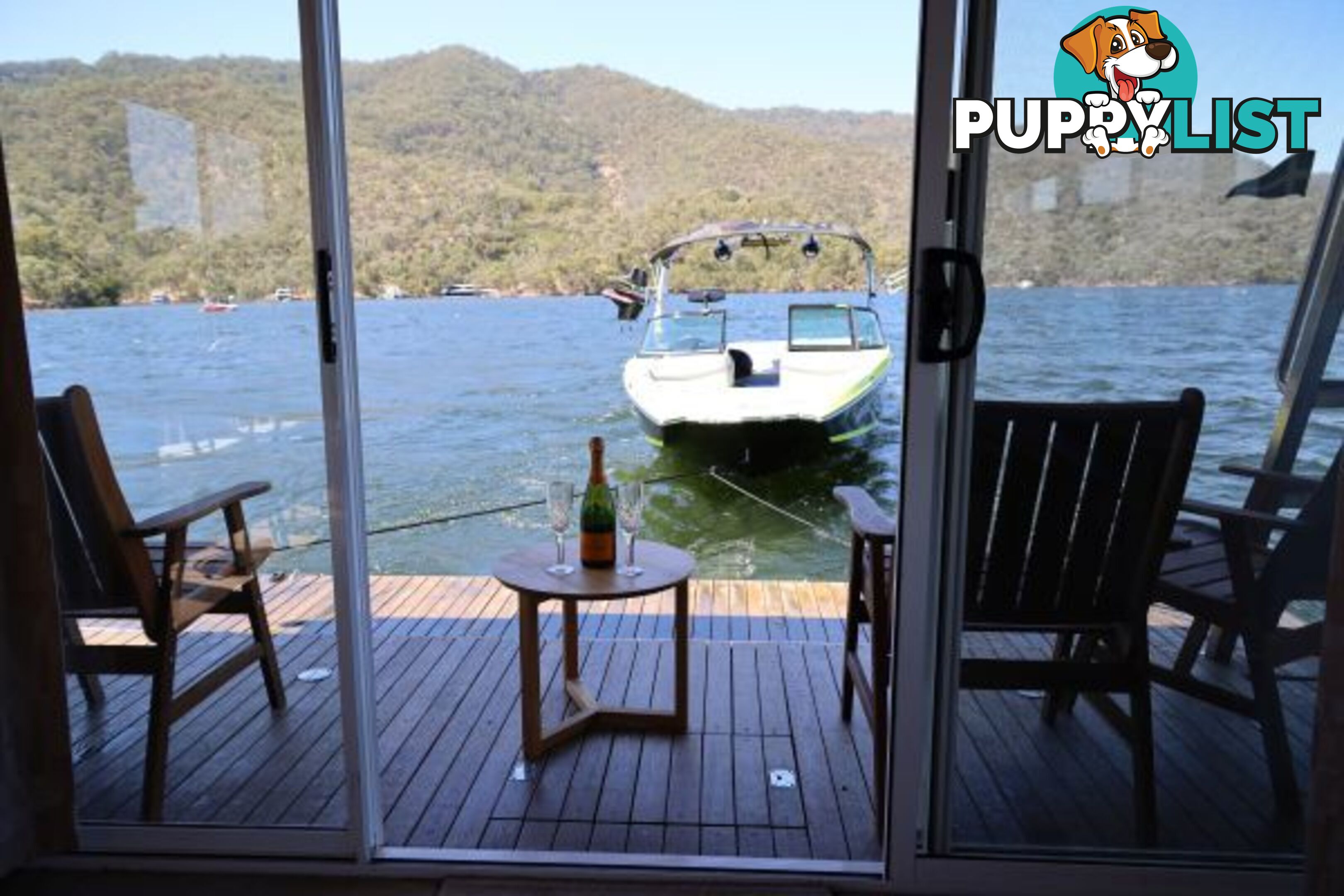 AQUAVIN Houseboat Holiday Home on Lake Eildon