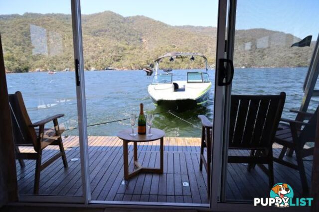 AQUAVIN Houseboat Holiday Home on Lake Eildon