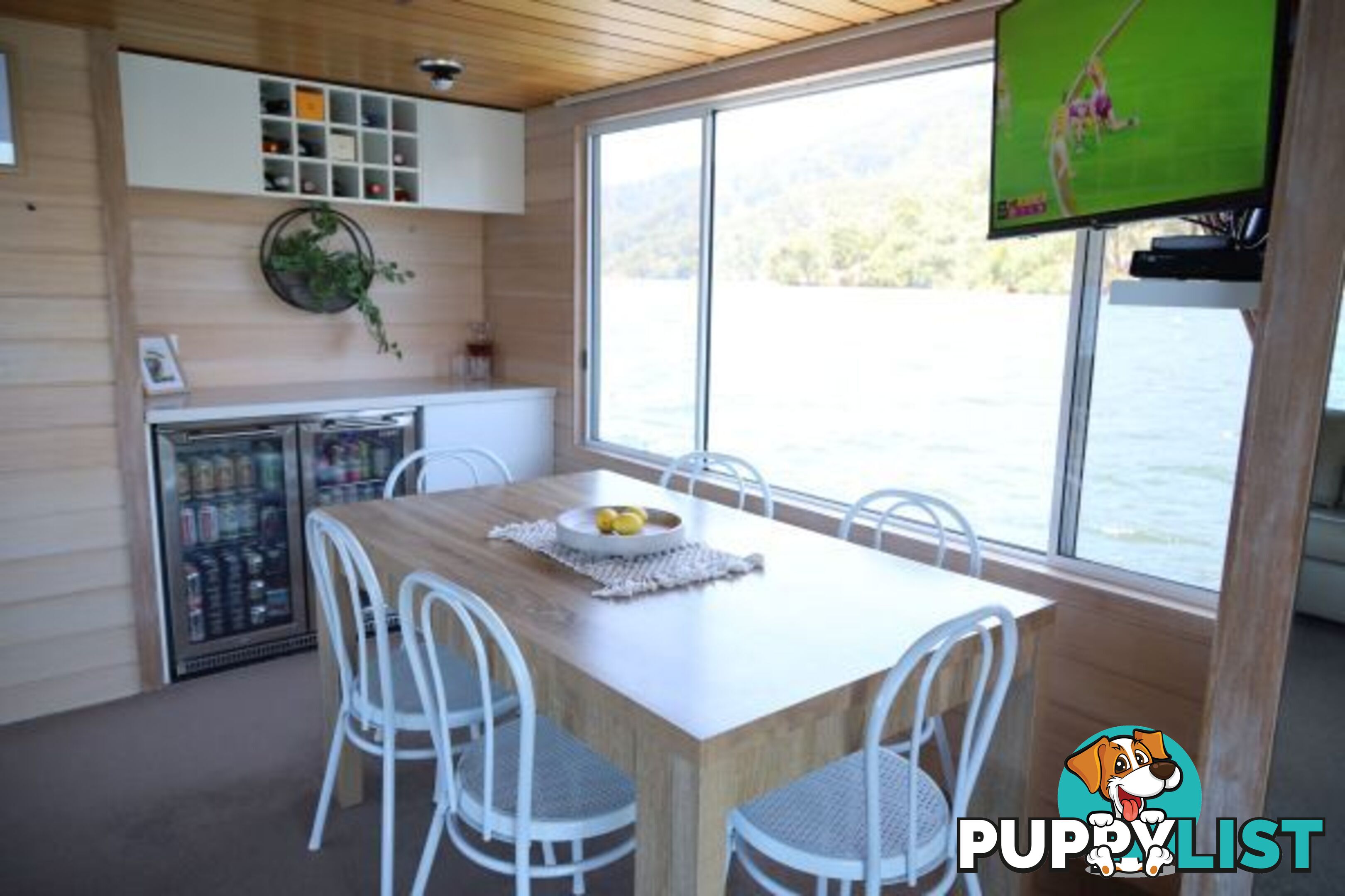 AQUAVIN Houseboat Holiday Home on Lake Eildon