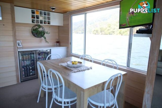 AQUAVIN Houseboat Holiday Home on Lake Eildon