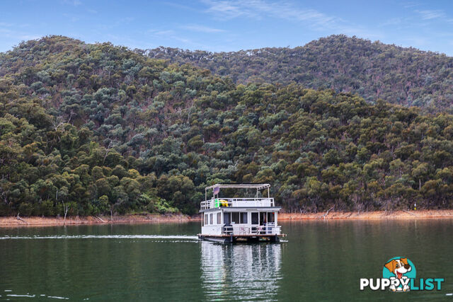 WYEWURRI Houseboat Holiday Home on Lake Eildon