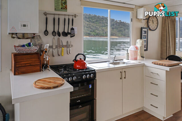 WYEWURRI Houseboat Holiday Home on Lake Eildon