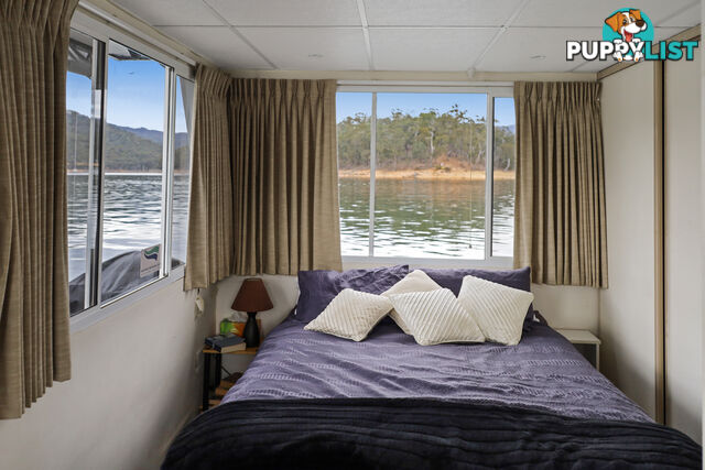 WYEWURRI Houseboat Holiday Home on Lake Eildon