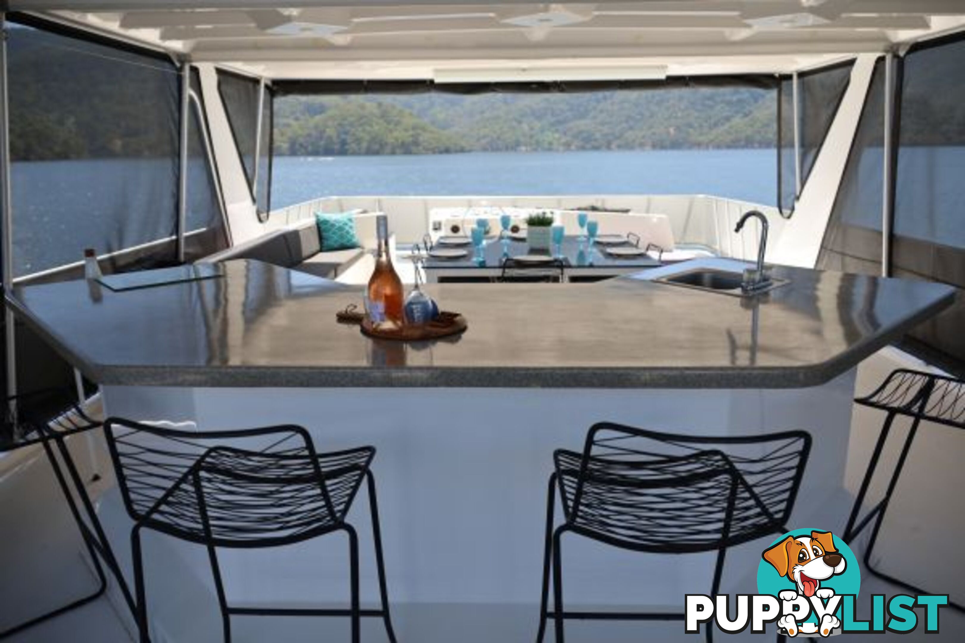 SALISBURY: Houseboat Holiday Home on Lake Eildon