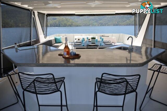 SALISBURY: Houseboat Holiday Home on Lake Eildon