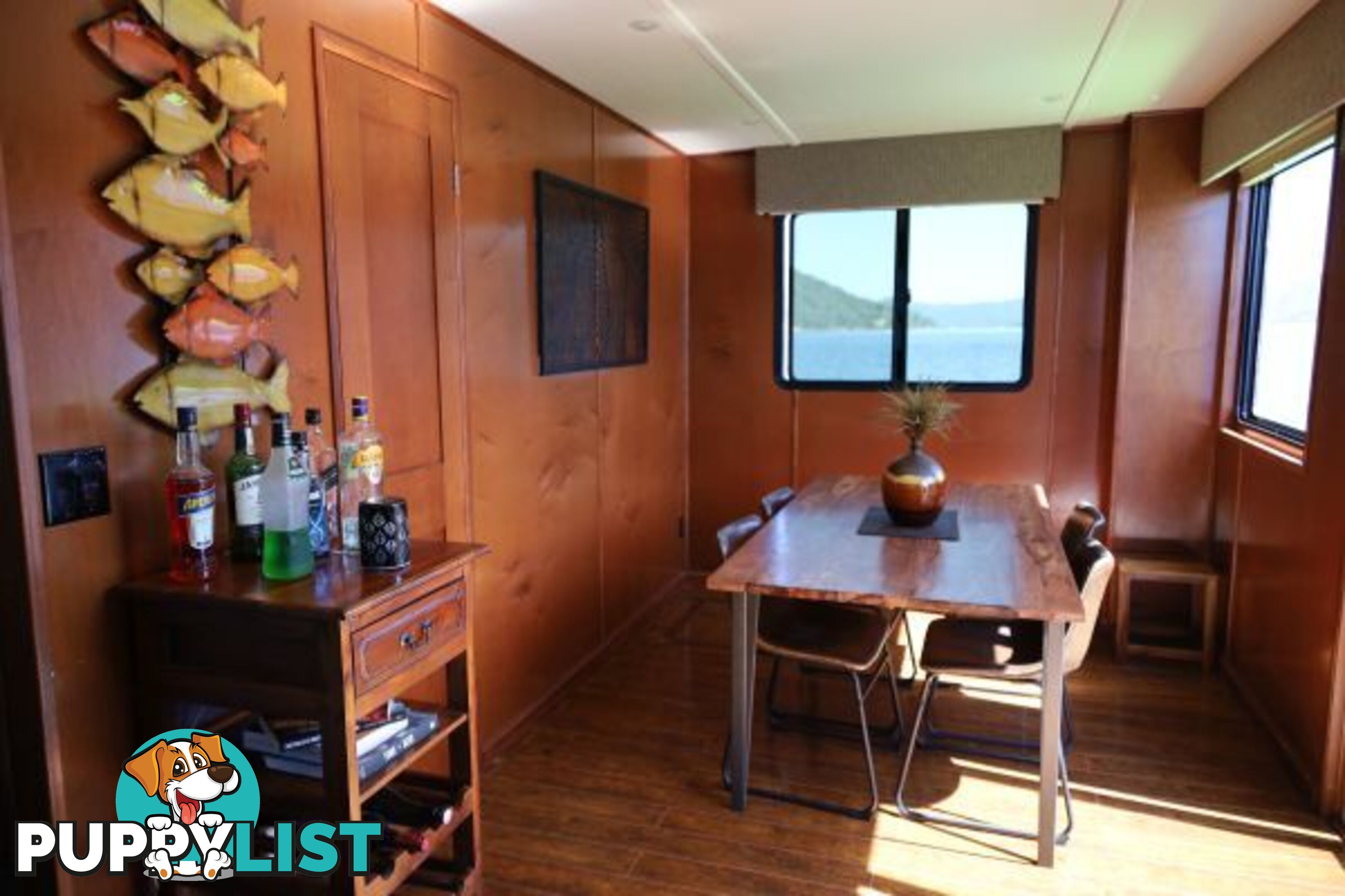 SALISBURY: Houseboat Holiday Home on Lake Eildon