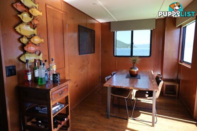 SALISBURY: Houseboat Holiday Home on Lake Eildon