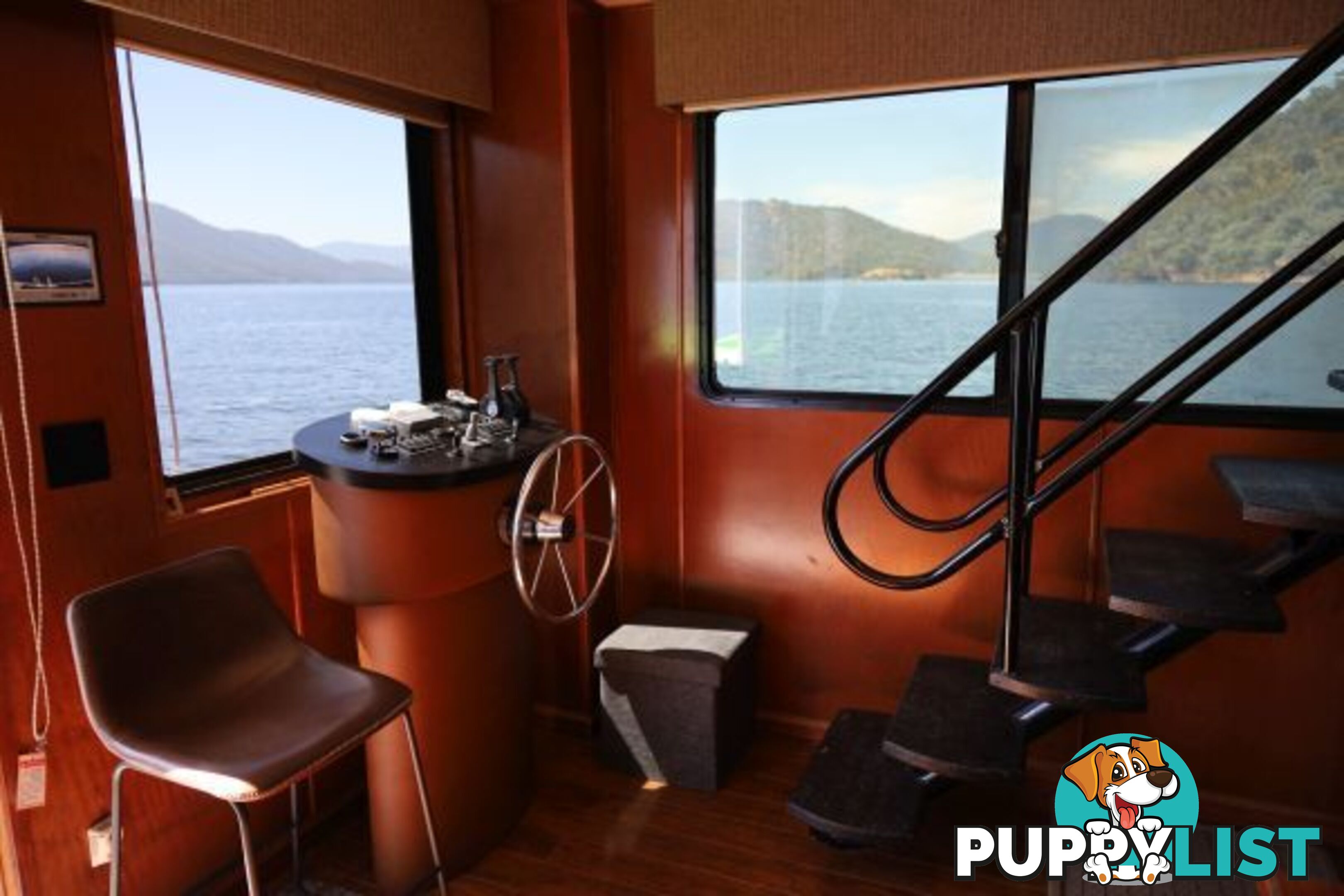 SALISBURY: Houseboat Holiday Home on Lake Eildon