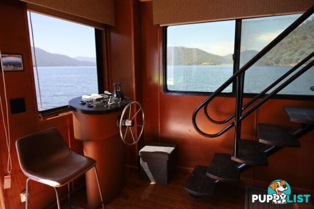 SALISBURY: Houseboat Holiday Home on Lake Eildon