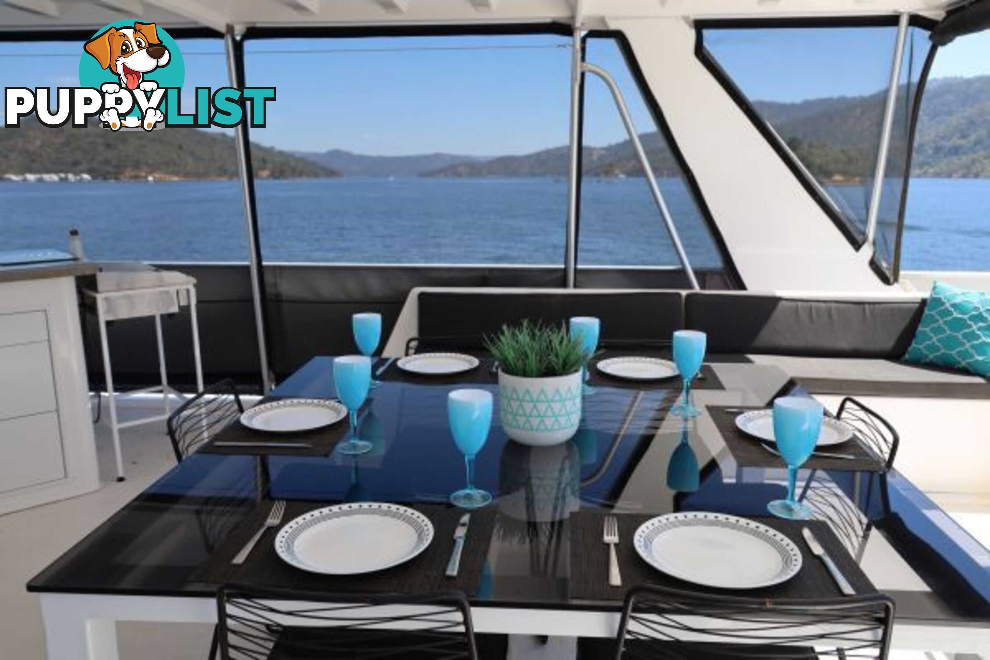 SALISBURY: Houseboat Holiday Home on Lake Eildon