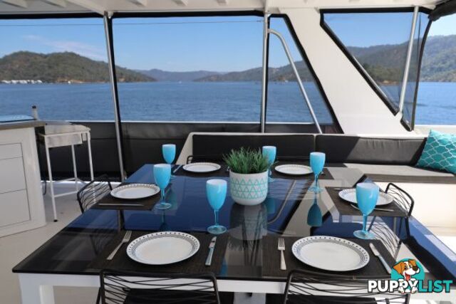 SALISBURY: Houseboat Holiday Home on Lake Eildon