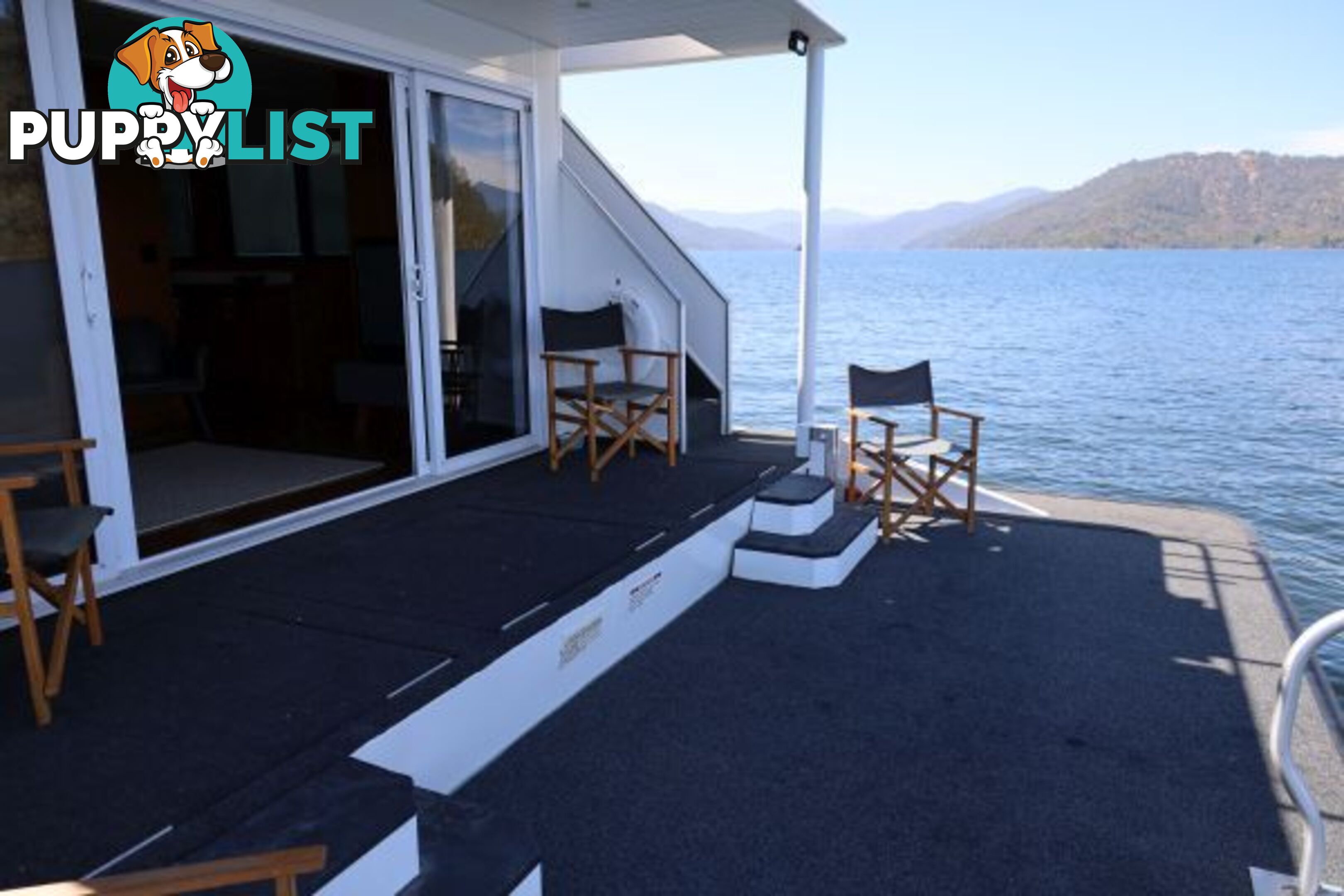 SALISBURY: Houseboat Holiday Home on Lake Eildon