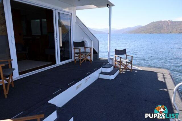 SALISBURY: Houseboat Holiday Home on Lake Eildon