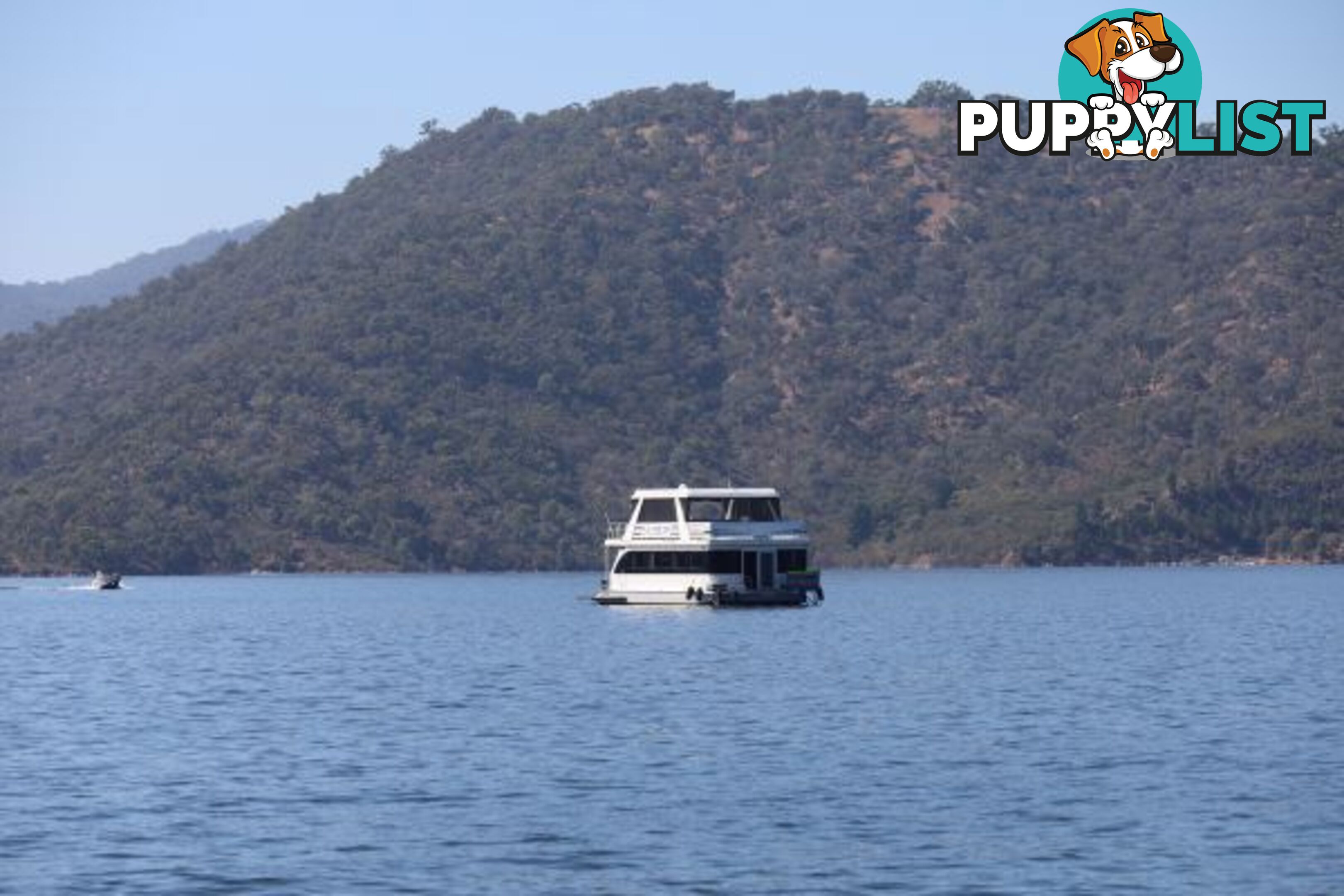 SALISBURY: Houseboat Holiday Home on Lake Eildon