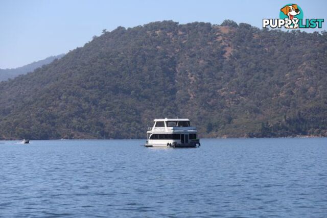 SALISBURY: Houseboat Holiday Home on Lake Eildon