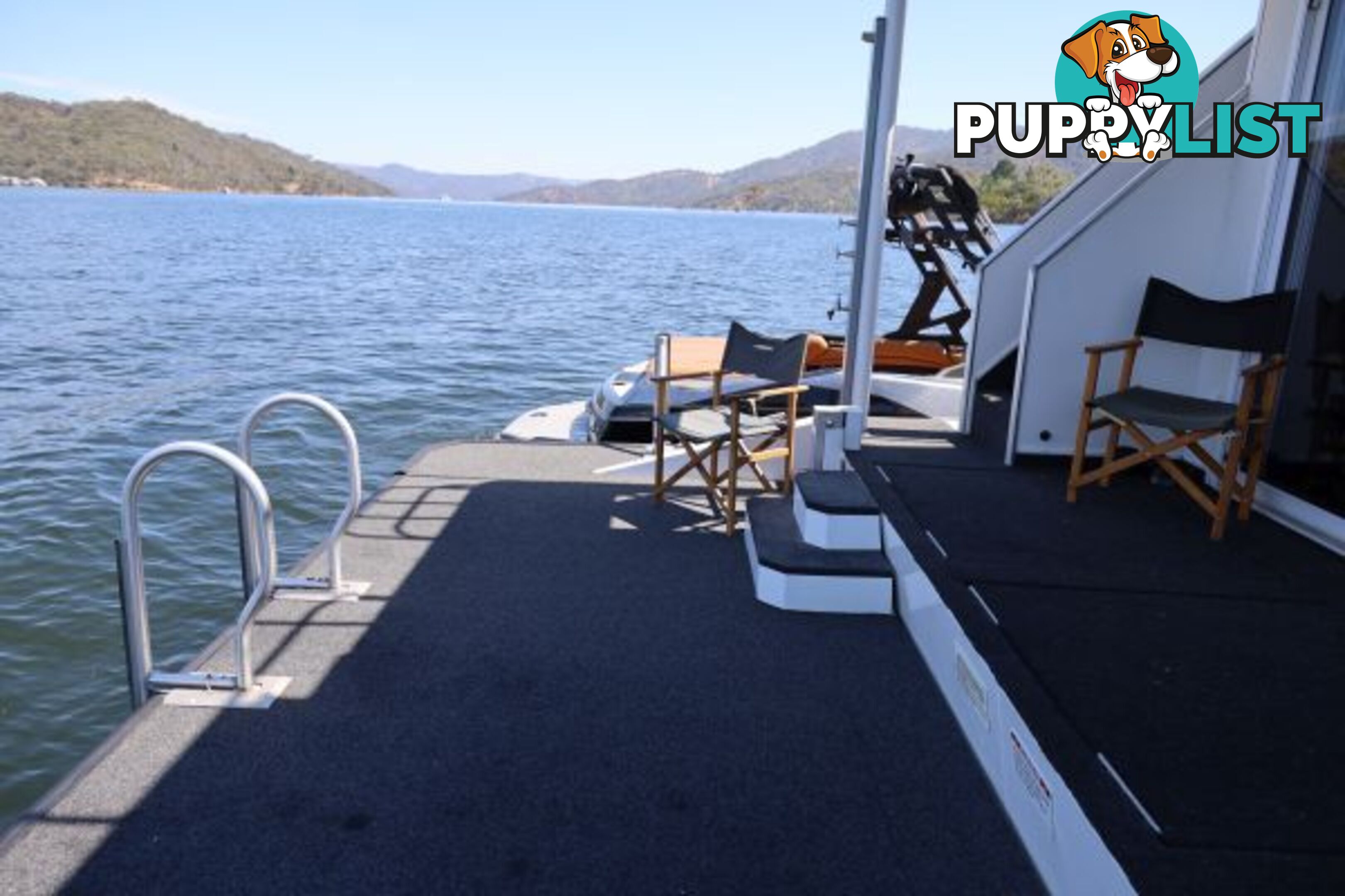 SALISBURY: Houseboat Holiday Home on Lake Eildon