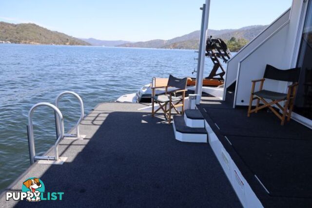 SALISBURY: Houseboat Holiday Home on Lake Eildon