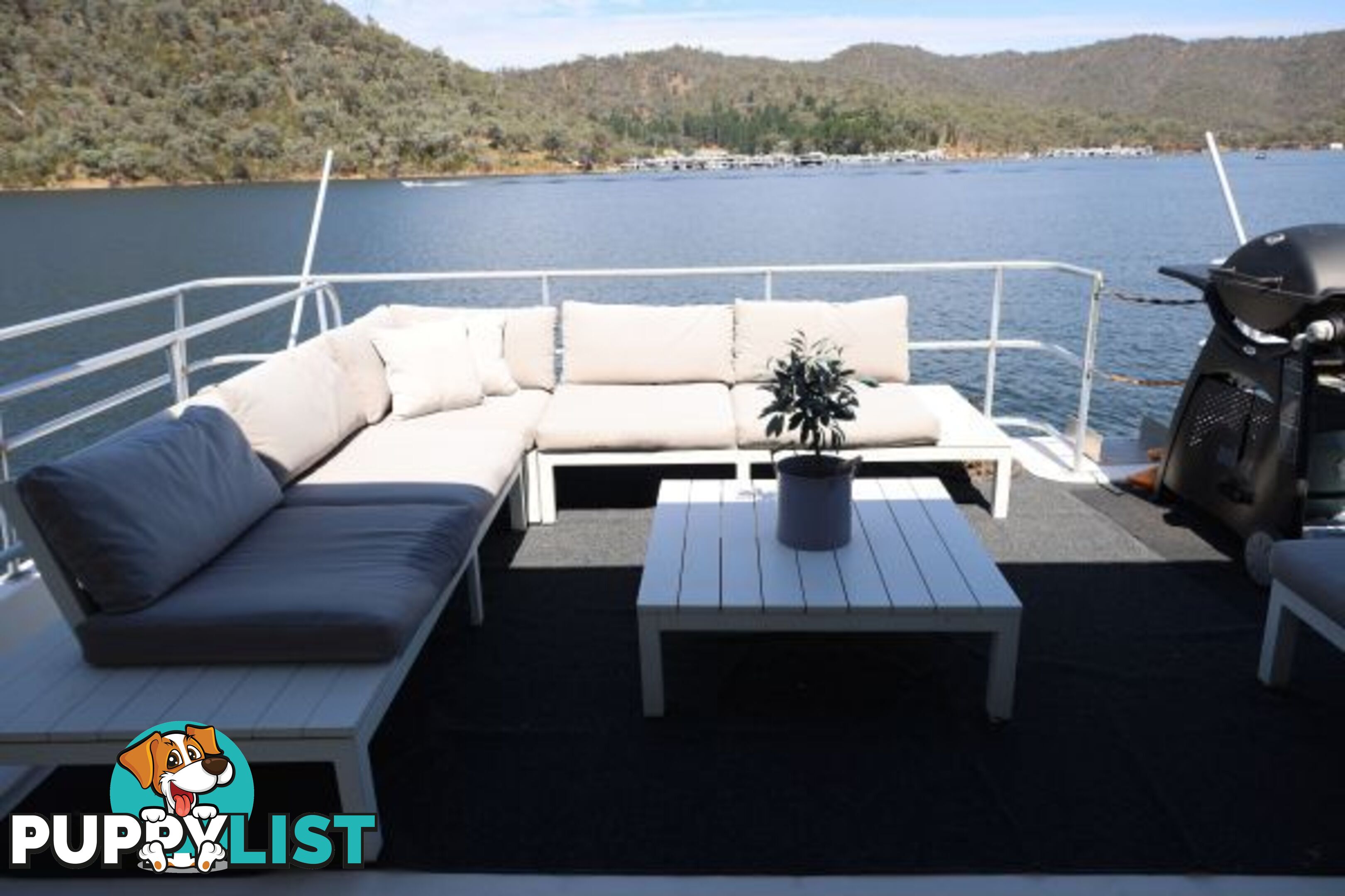 SALISBURY: Houseboat Holiday Home on Lake Eildon