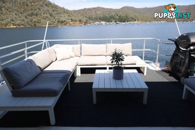 SALISBURY: Houseboat Holiday Home on Lake Eildon