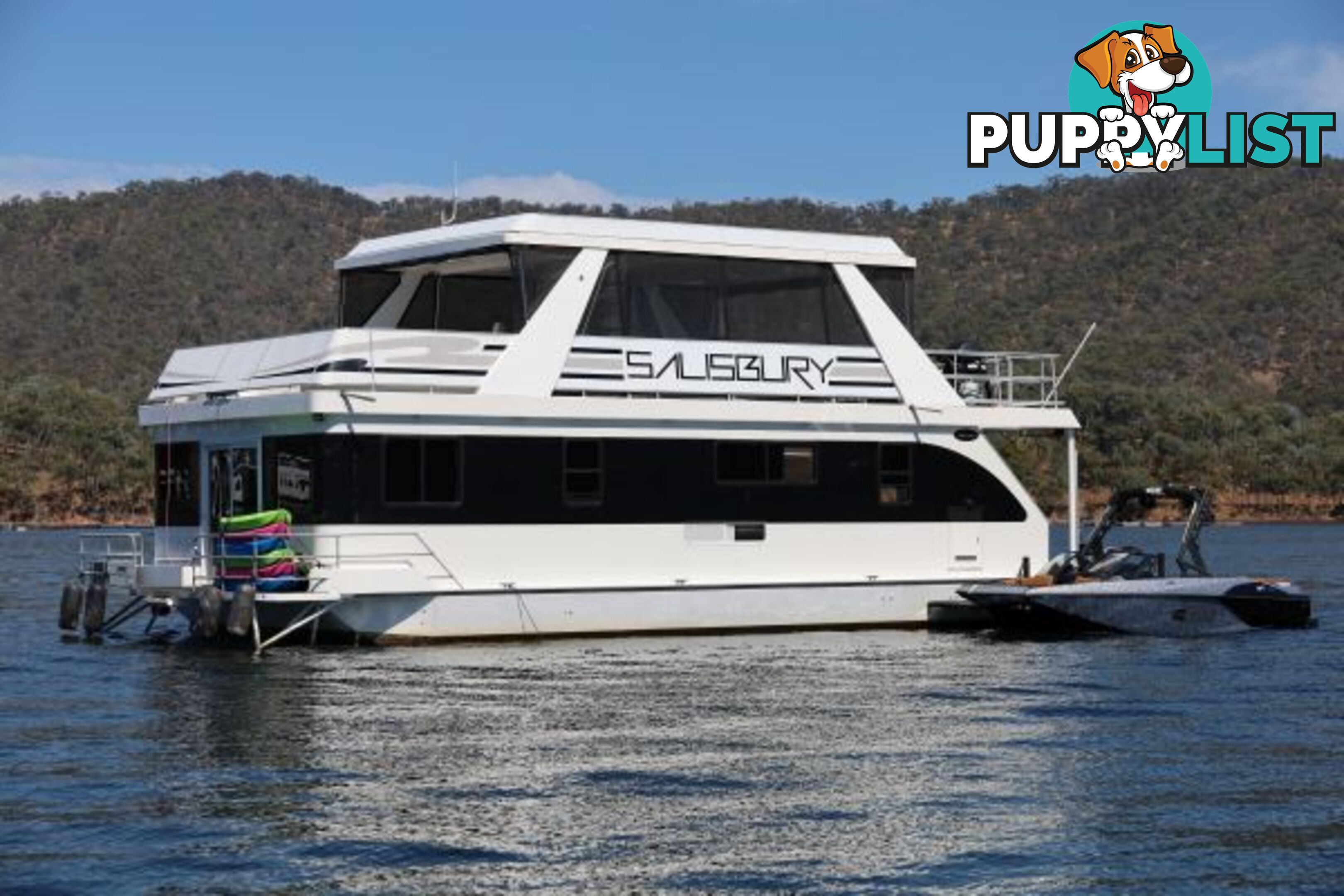 SALISBURY: Houseboat Holiday Home on Lake Eildon