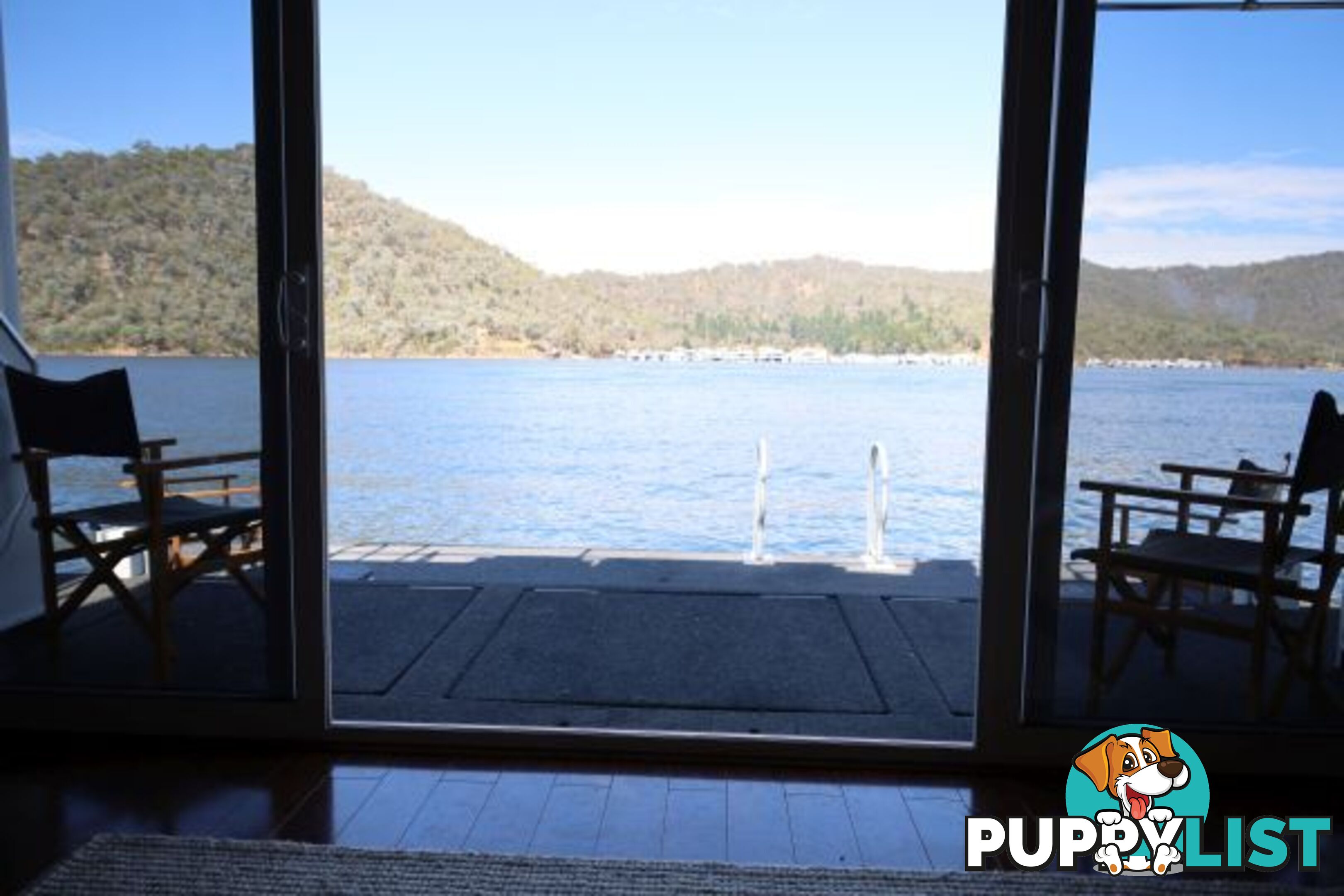 SALISBURY: Houseboat Holiday Home on Lake Eildon