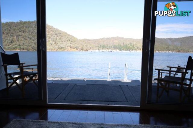 SALISBURY: Houseboat Holiday Home on Lake Eildon