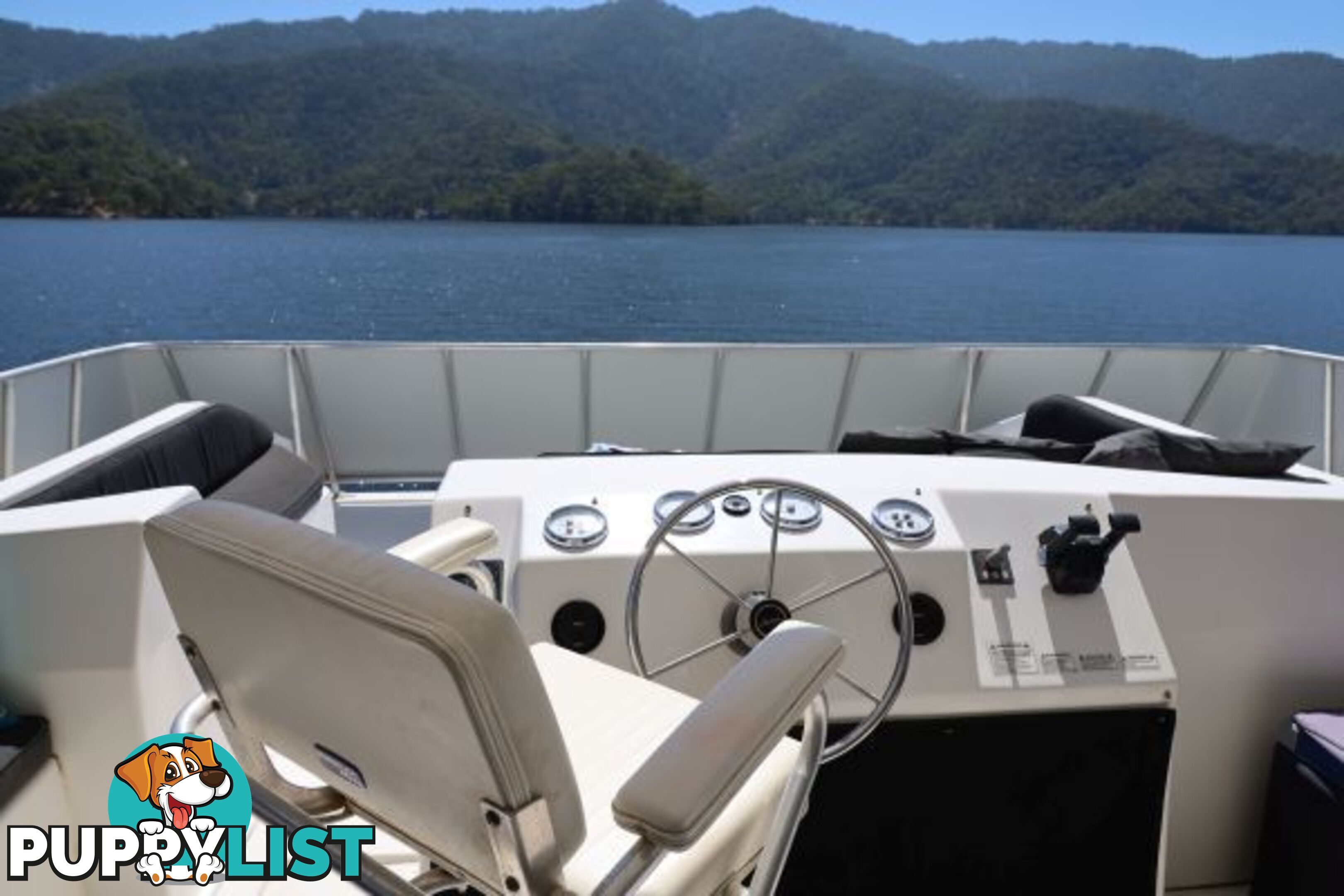 SALISBURY: Houseboat Holiday Home on Lake Eildon