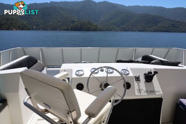 SALISBURY: Houseboat Holiday Home on Lake Eildon