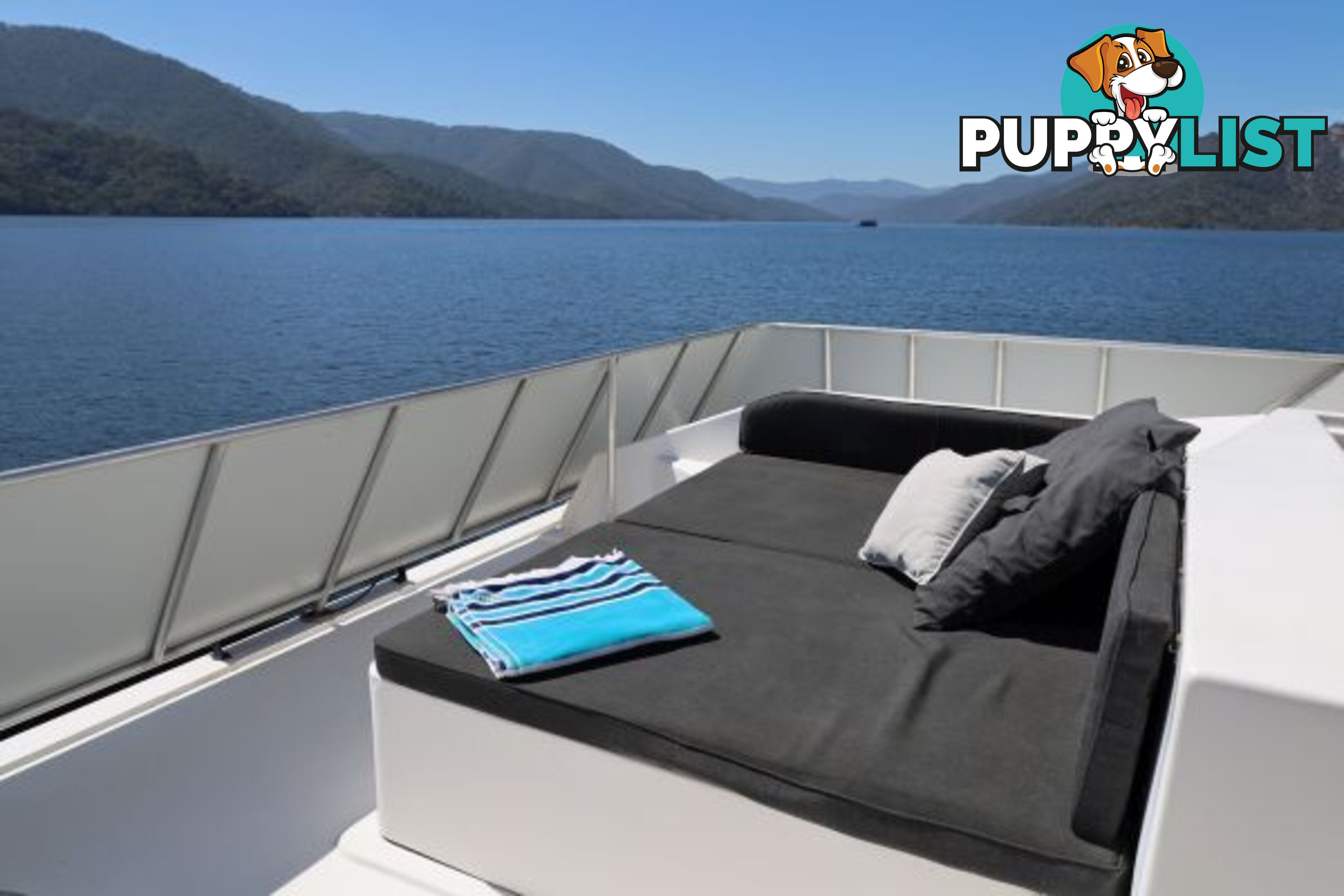 SALISBURY: Houseboat Holiday Home on Lake Eildon