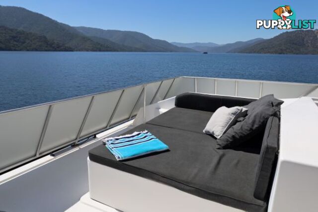 SALISBURY: Houseboat Holiday Home on Lake Eildon