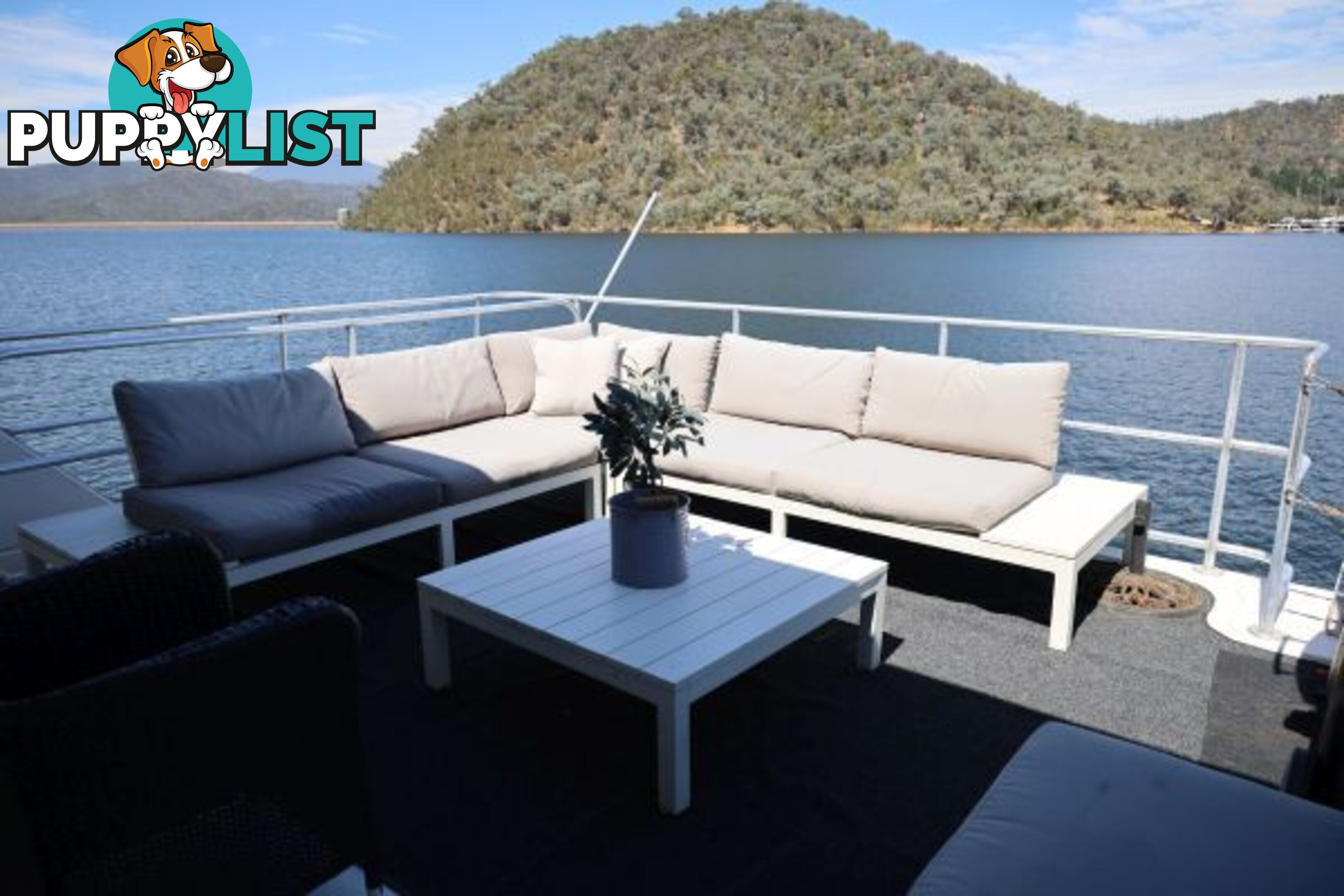 SALISBURY: Houseboat Holiday Home on Lake Eildon