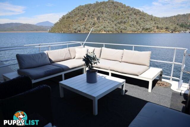 SALISBURY: Houseboat Holiday Home on Lake Eildon