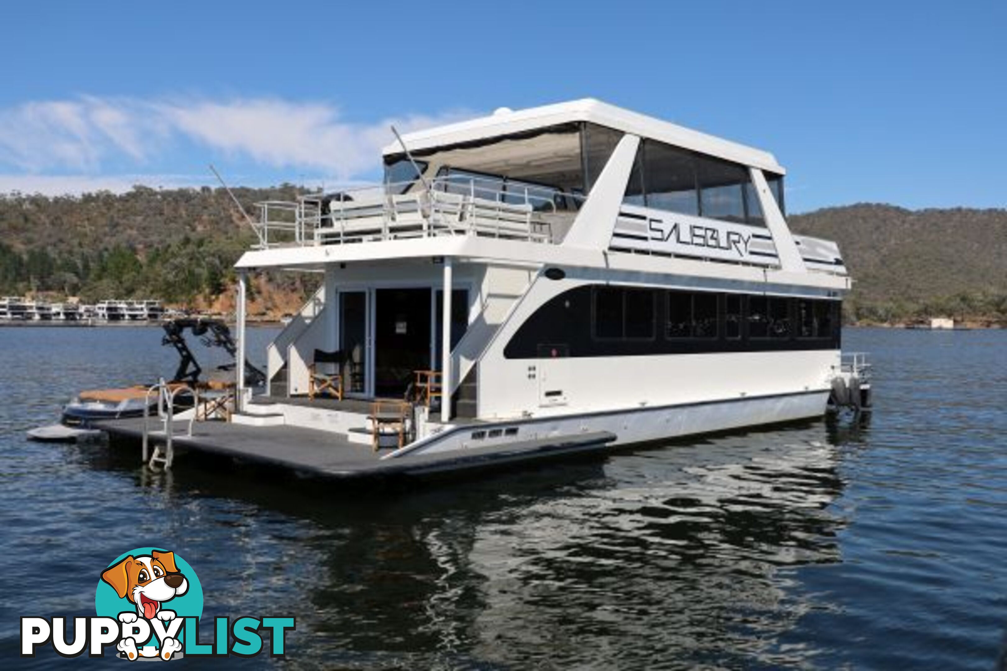 SALISBURY: Houseboat Holiday Home on Lake Eildon