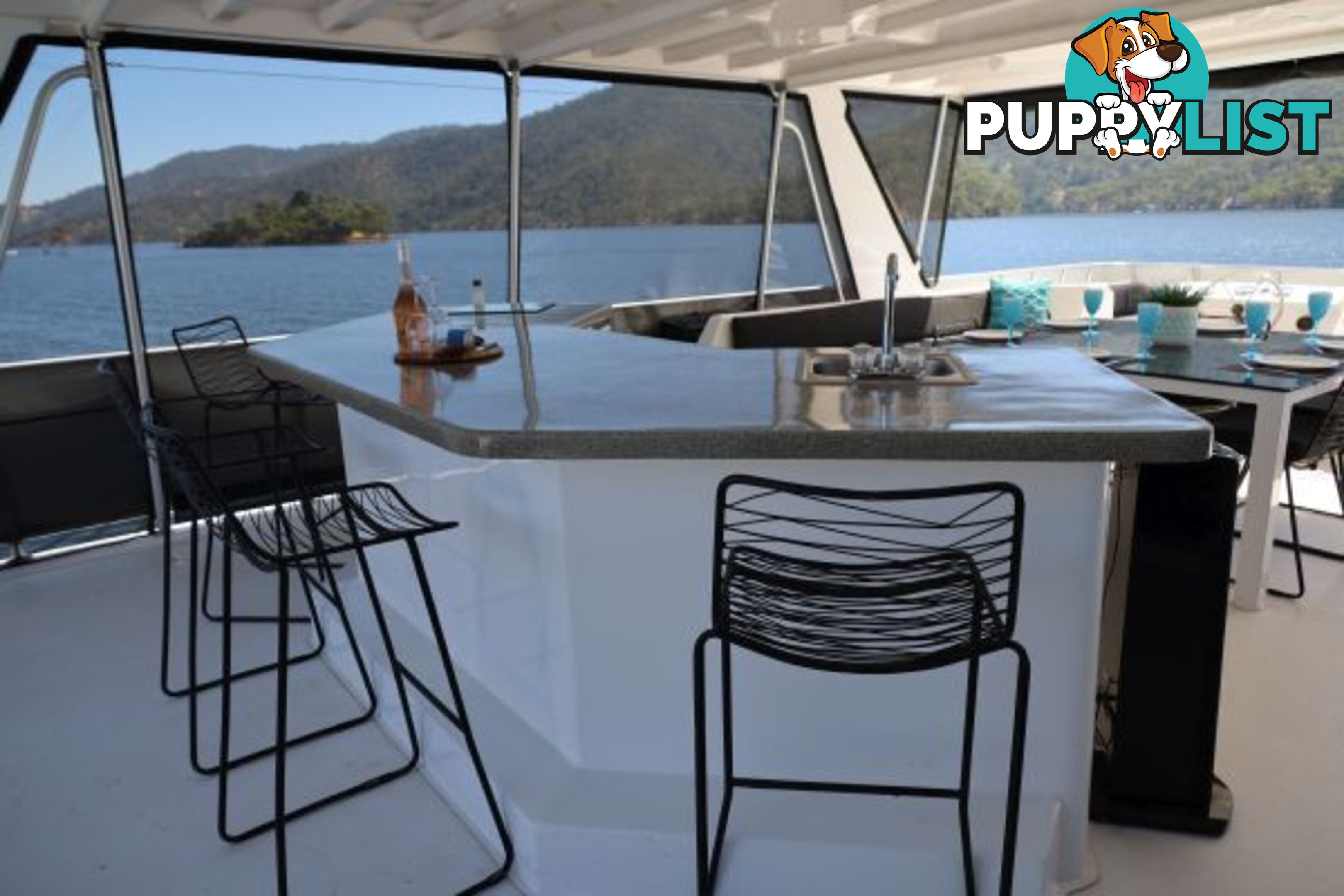 SALISBURY: Houseboat Holiday Home on Lake Eildon