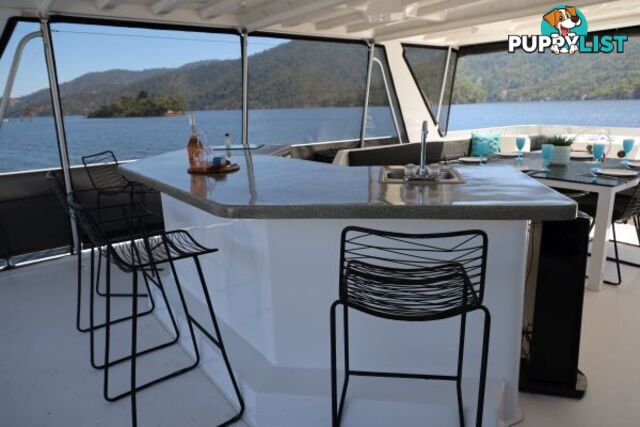 SALISBURY: Houseboat Holiday Home on Lake Eildon