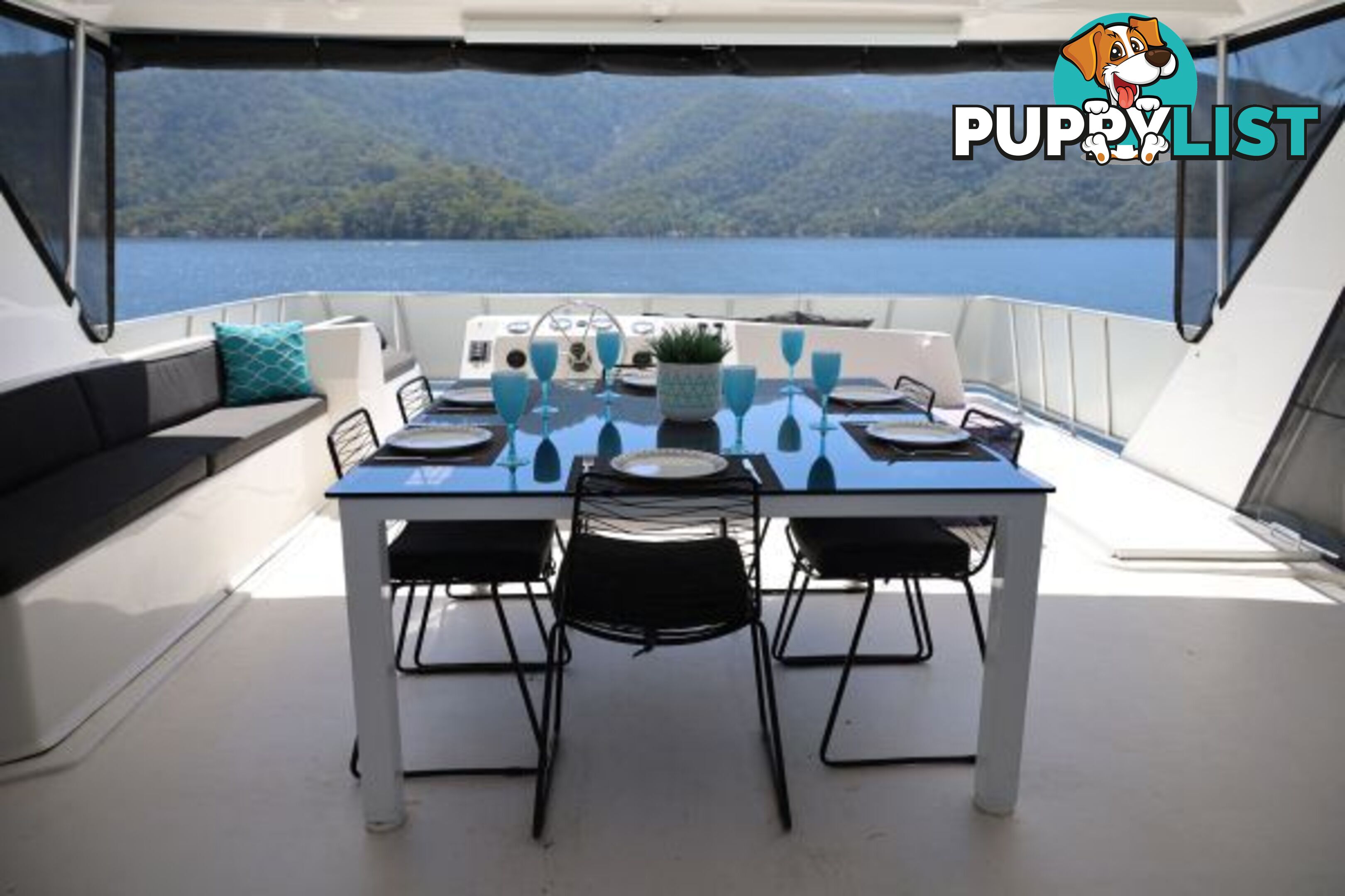 SALISBURY: Houseboat Holiday Home on Lake Eildon