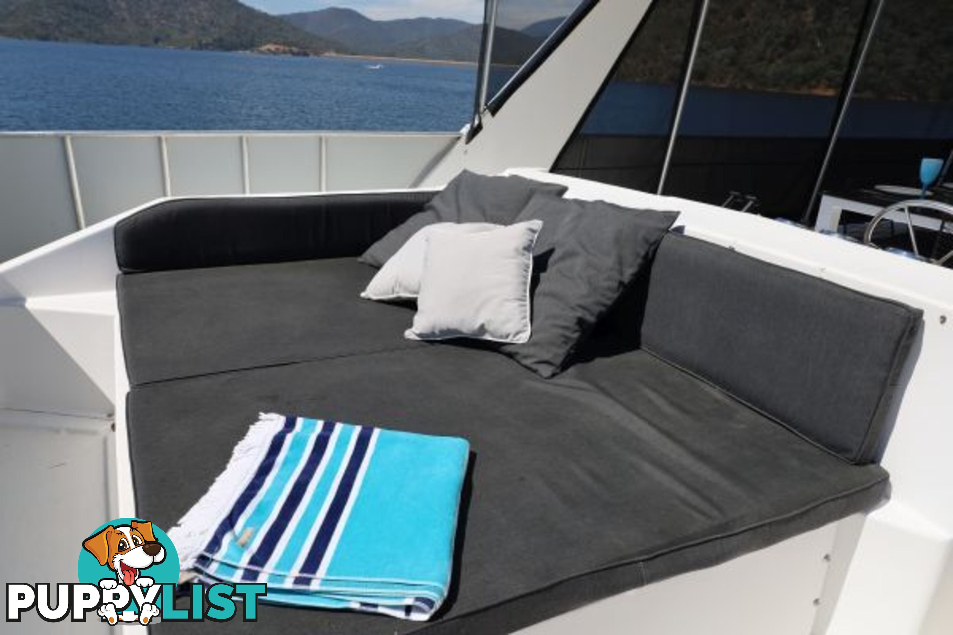 SALISBURY: Houseboat Holiday Home on Lake Eildon