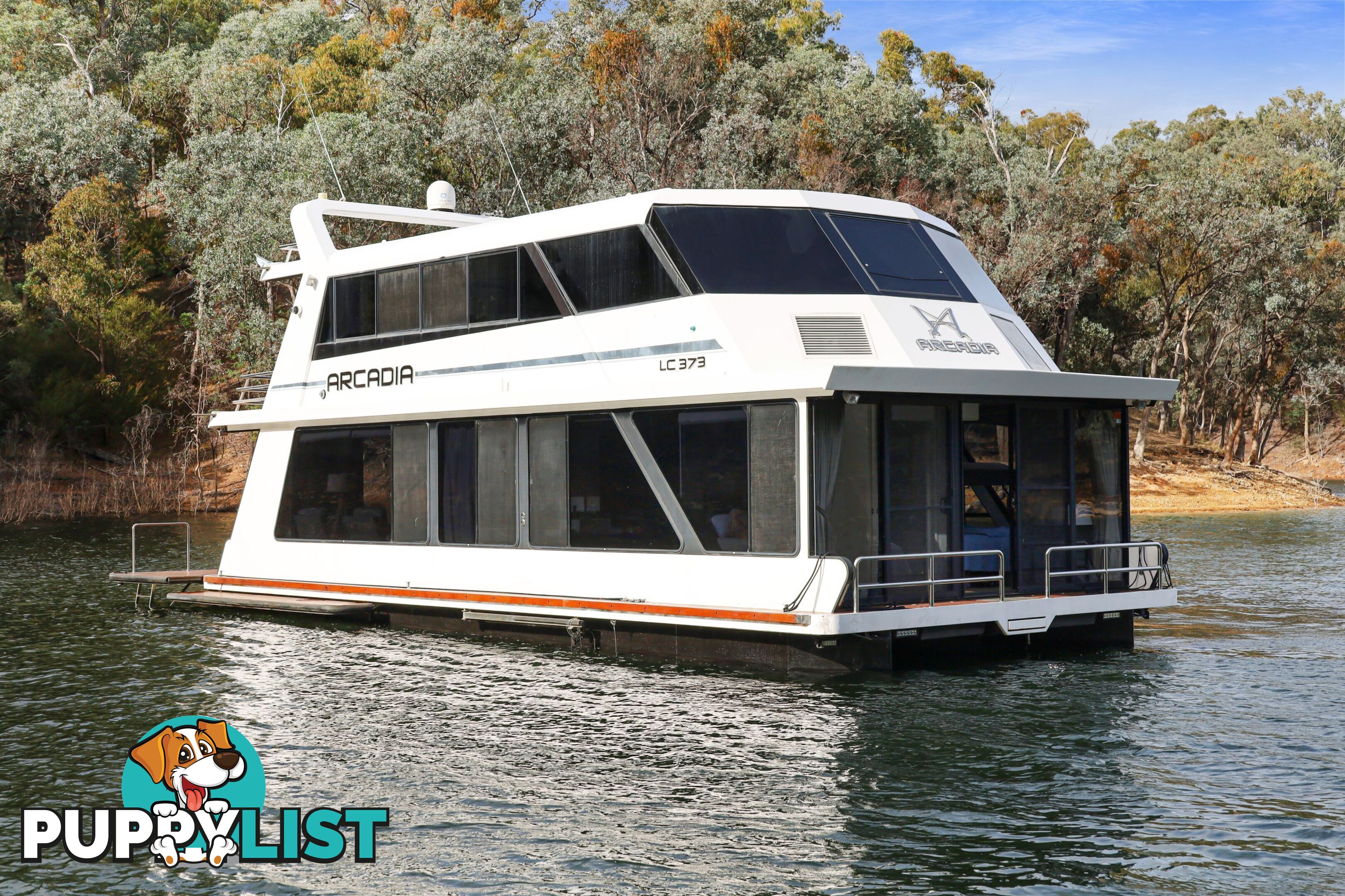 Arcadia Houseboat Holiday Home on Lake Eildon