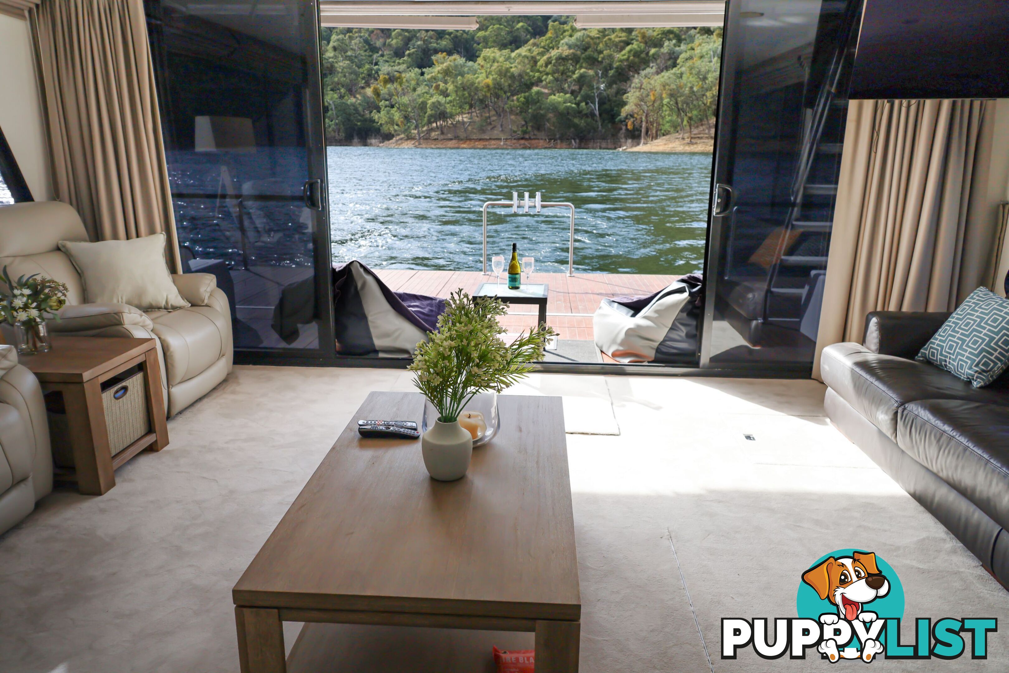 Arcadia Houseboat Holiday Home on Lake Eildon