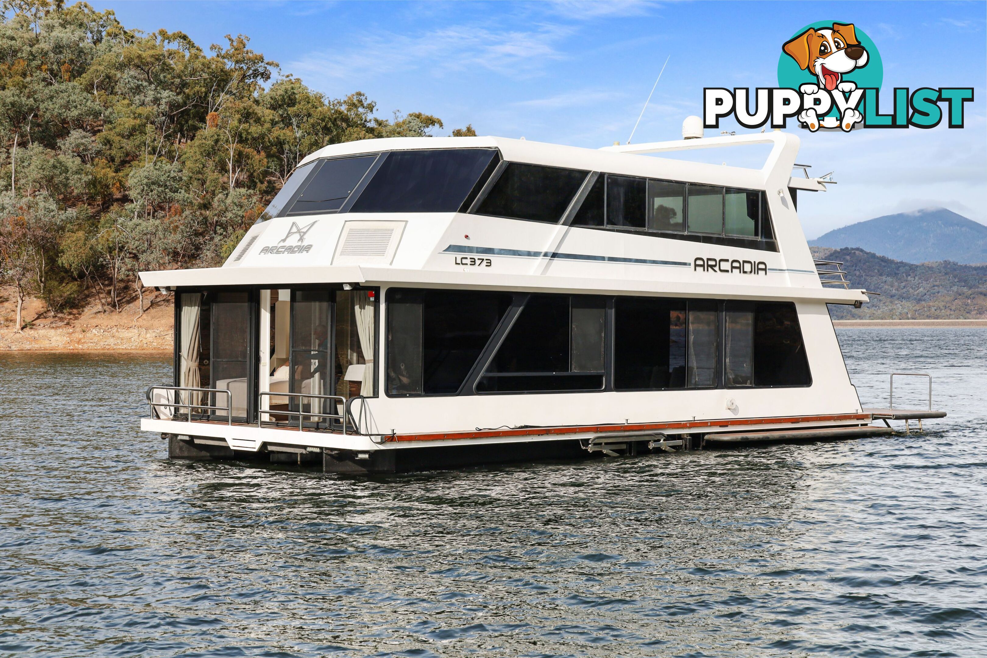 Arcadia Houseboat Holiday Home on Lake Eildon