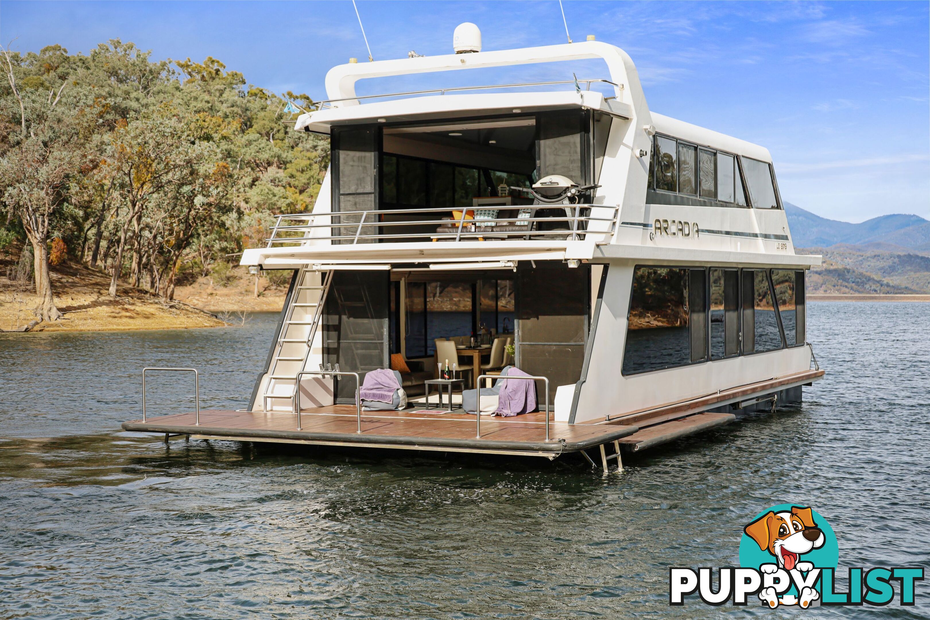 Arcadia Houseboat Holiday Home on Lake Eildon