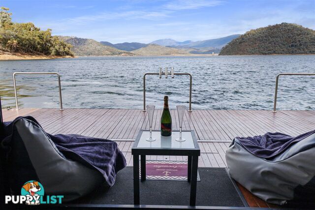 Arcadia Houseboat Holiday Home on Lake Eildon