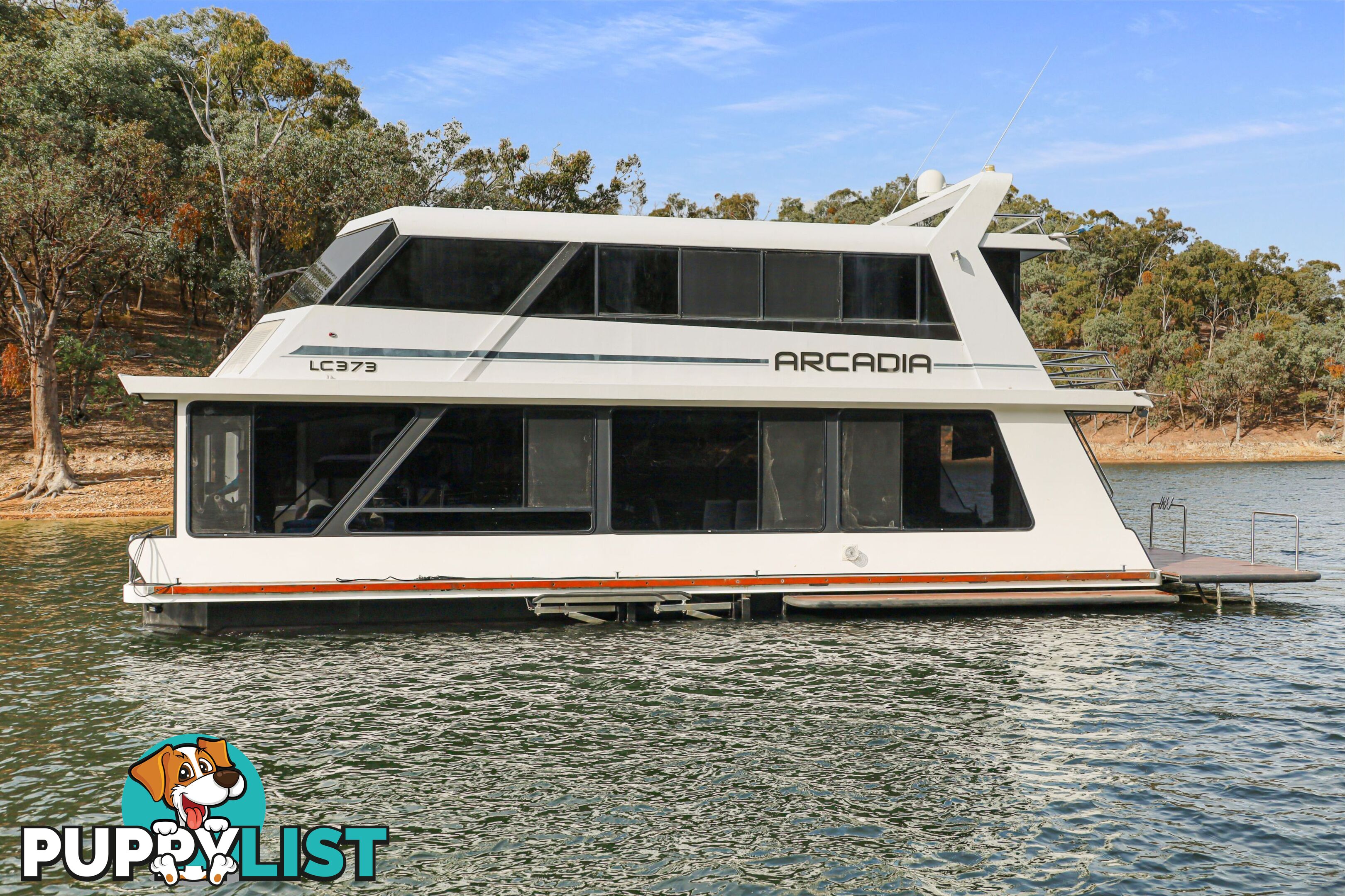 Arcadia Houseboat Holiday Home on Lake Eildon