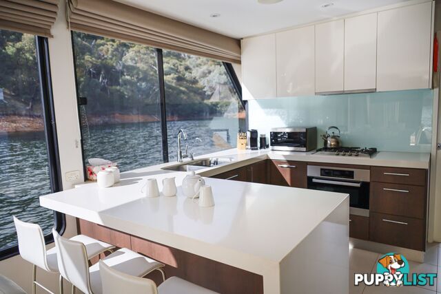 Arcadia Houseboat Holiday Home on Lake Eildon