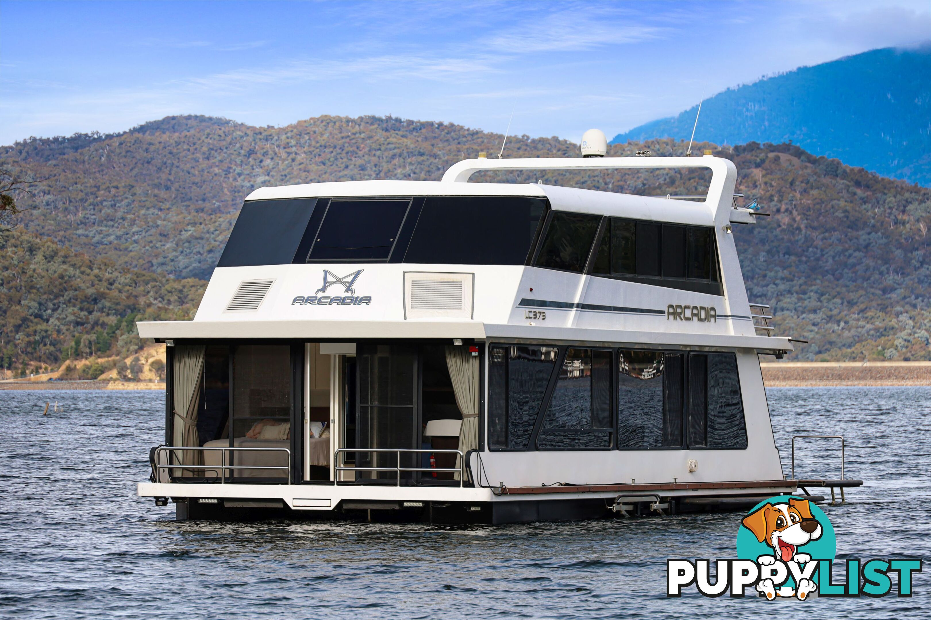 Arcadia Houseboat Holiday Home on Lake Eildon