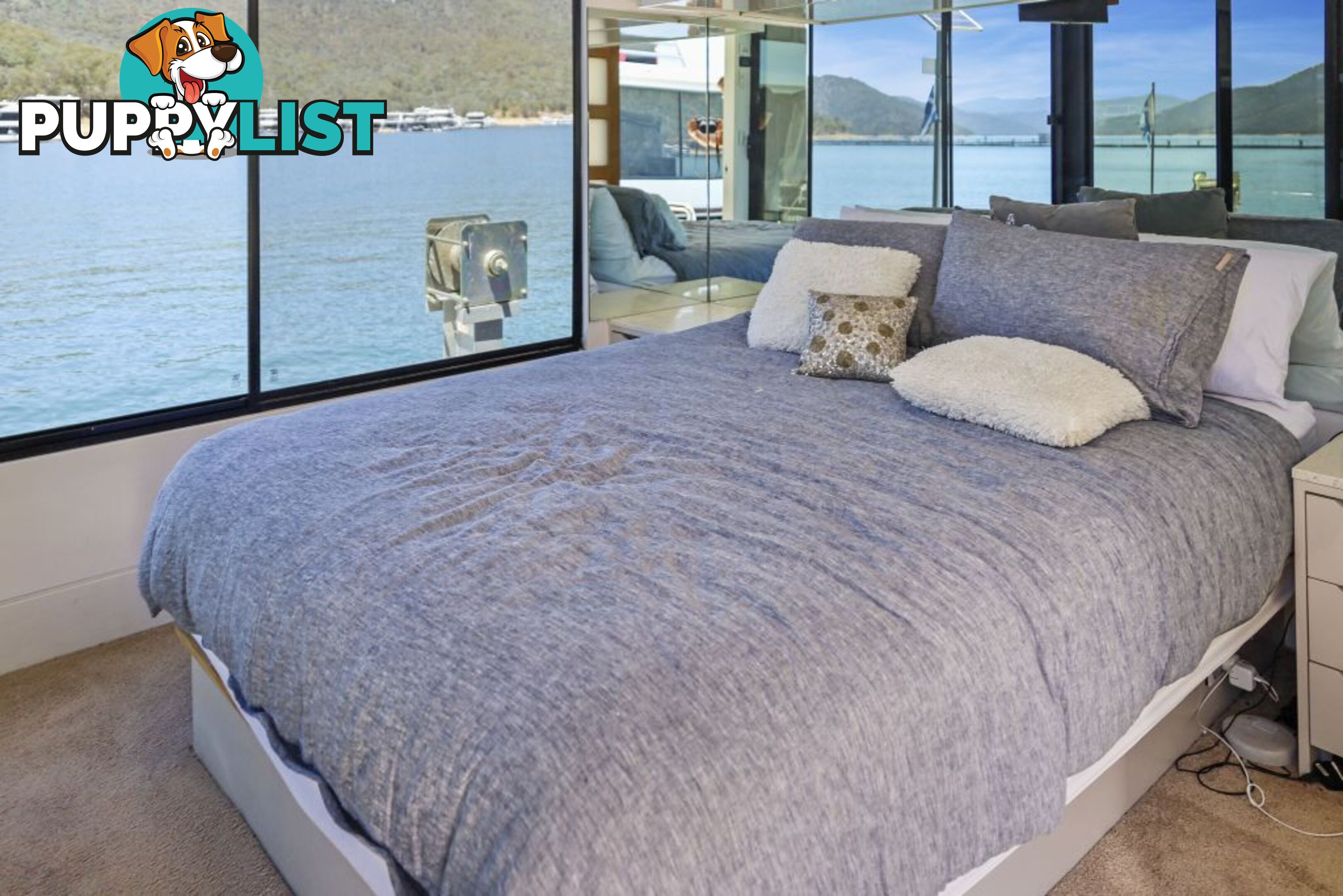 Legacy Houseboat Holiday Home on Lake Eildon