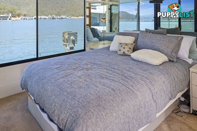 Legacy Houseboat Holiday Home on Lake Eildon